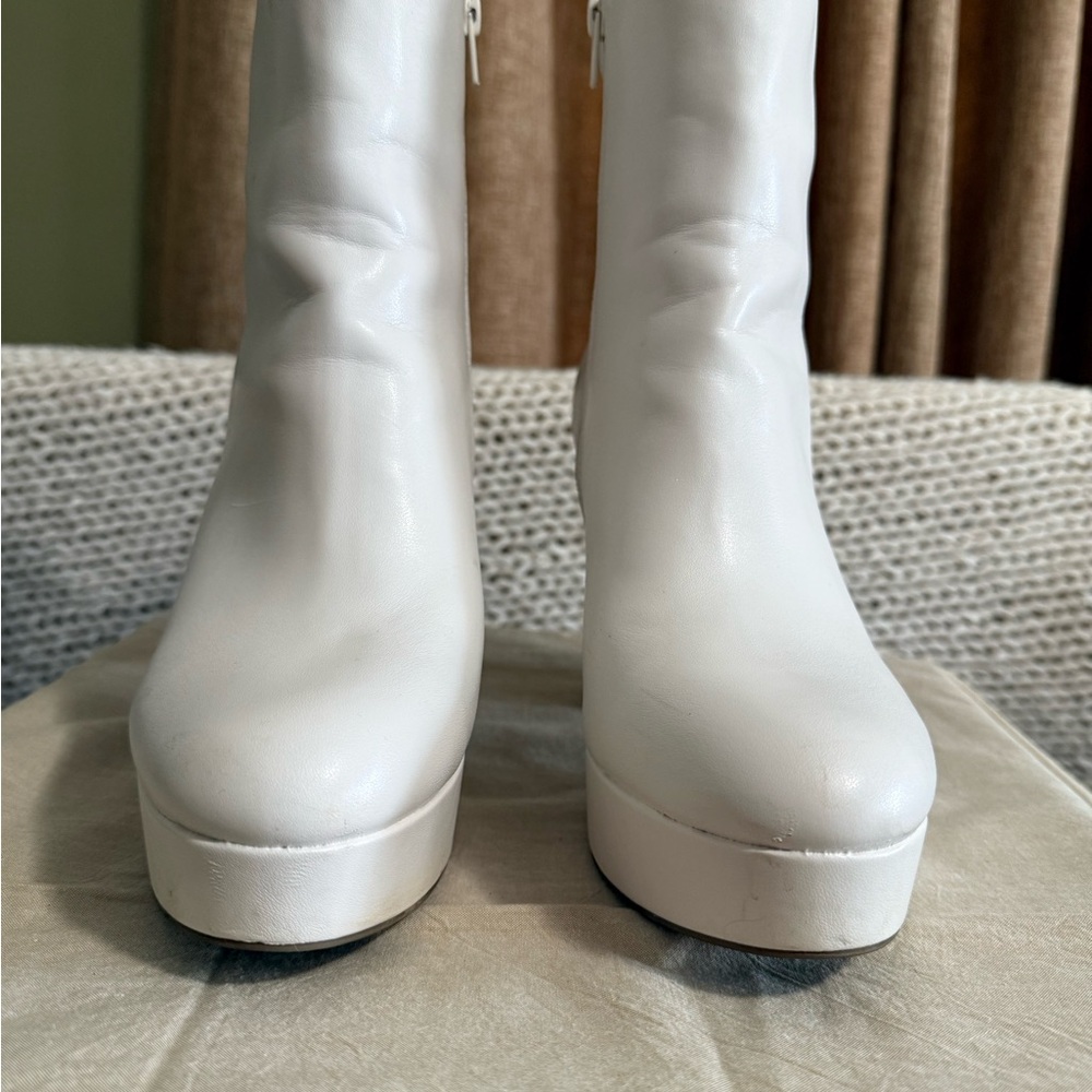 Elegant off-white women’s boots